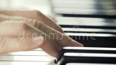 女孩<strong>弹钢琴</strong>特写4K